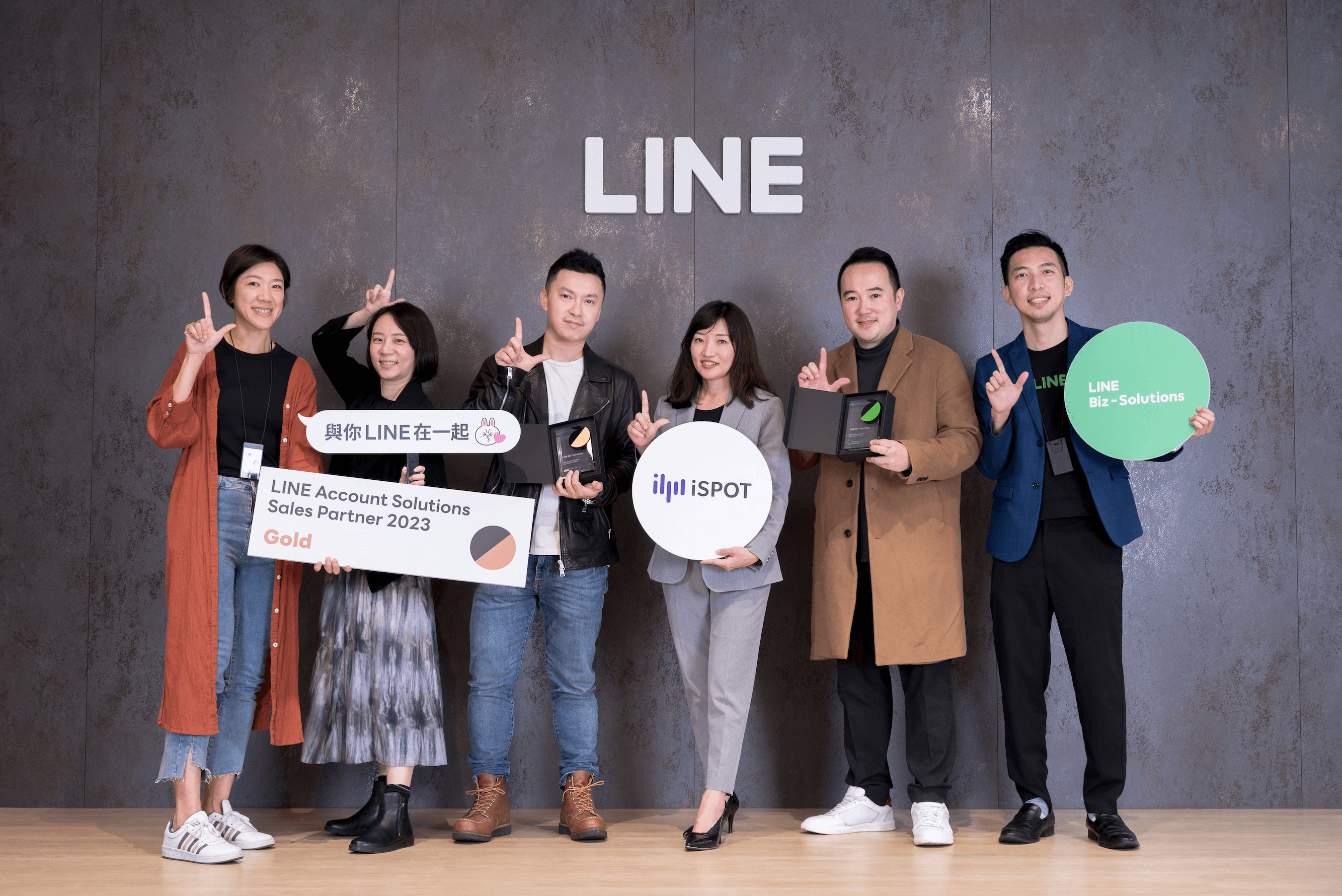 iSPOT 創辦人暨執行長 Adam、 資深業務經理 Lucus 代表艾斯博團隊從 LINE 台灣企業解決方案事業部總經理王俞蓉手中接下兩項殊榮